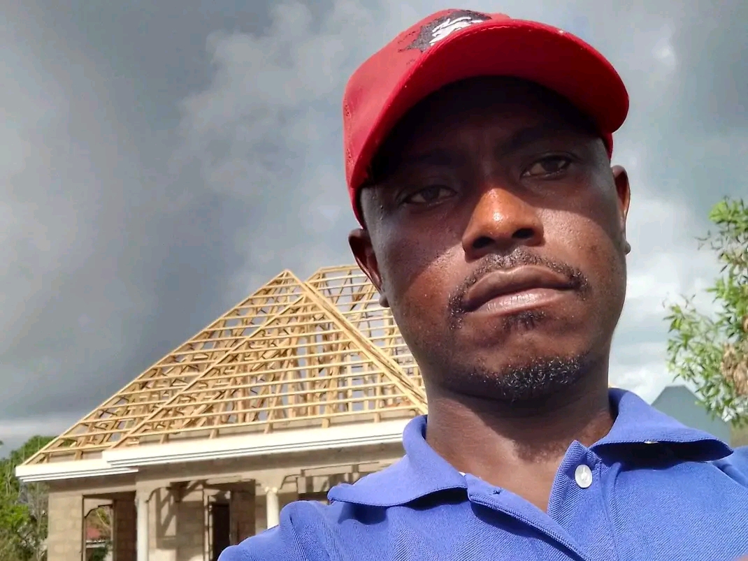 Salumu Muhenga: Fundi wa kuezeka mapaa from Kigamboni, TZ | System 360